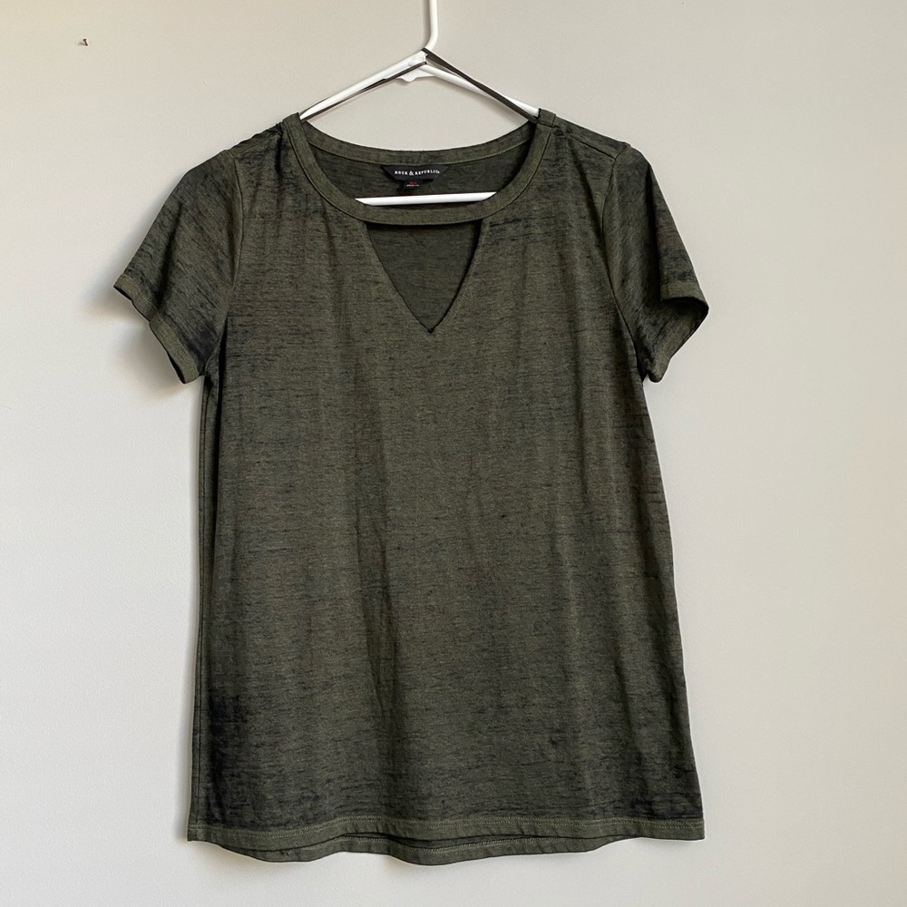 XS Rock & Republic army green v neck t shirt